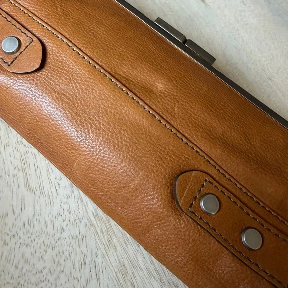 Fossil Fifty-Four Designer New Tan leather clutch - Picture 7 of 7